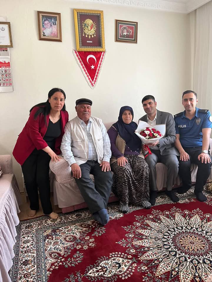 Kaymakamımız , Anneler günü dolayısıyla Şehit Annelerimizi evlerinde ziyaret ederek, Anneler Günü’nü kutladı.